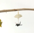 Japanse oorbel met gouden waaier en zwarte origami kraanvogel hanger aan takje - Zwart