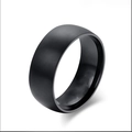 Detailaufnahme eines mattschwarzen Wolframrings mit sandgestrahlter Oberfläche und Politur - US 13 / Schwarz