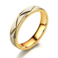 Titanstahlring mit goldpolierten Kanten und silbernem gebürstetem geometrischem Muster - Größe 7 / Dreieck Matt 4MM