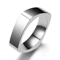 Polierter silberner quadratischer minimalistischer Metallring für Damen und Herren auf Weiß - US 6 / Silber