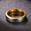 Minimalistischer Herrenring aus Edelstahl mit silberner Sandstrahl-Textur und Goldkante - US 10 / Gold
