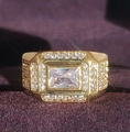 Herrenring in Gold mit rechteckigem Zirkon und eleganter Mikropavé-Einfassung - US 7 / Gold