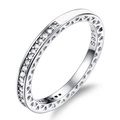 Vista dettagliata del marchio in argento sterling S925 e dei motivi a cuore sull'anello - US 6 / Bianco