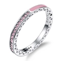 Vista macro di anello in argento con smalto rosa e pietre in zirconia scintillanti - US 6 / Rosa