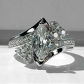 Anillo de circonita talla marquesa en plata con piedras pavé y banda cruzada - US 6 / Oro blanco