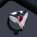 Elegante anillo de alas plateadas con gema roja de pera y detalles de micro pavé - US 6 / Rojo