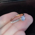 Elegante anillo de compromiso en oro rosa de 18K con solitario redondo y pavé de diamantes - US 5 / Rosa oro
