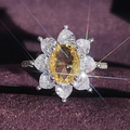 Zonnebloemring met gele ovale middensteen en peervormige diamanten bloemblaadjes - US 9 / Geel