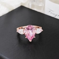 Anillo de circonita rosa en forma de pera con diseño de tres piedras en oro rosa - US 5 / Rosa oro