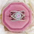 Elegante anello a incrocio con pietra rosa in una lussuosa scatola portagioie in velluto - US 5 / Rosa