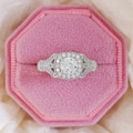 Anillo halo de plata con circonita redonda en caja de terciopelo rosa, banda pavé - US 5 / Blanco