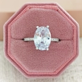 Elegante anillo de plata con gran circón ovalado en un joyero de terciopelo rosa - US 5 / Blanco