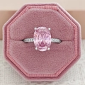 Elegante anillo de plata con gema rosa ovalada en un joyero de terciopelo rosa - US 5 / Rosa