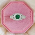 Anillo de plata vintage con gema verde redonda y banda de diamantes en pavé - US 5 / Verde