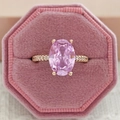 Anillo elegante de oro rosa con una gran gema rosa ovalada en una caja de terciopelo - US 5 / Rosa Oro Rosa