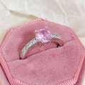 Exquisite S925 silver ring featuring a round pink zircon in a pink velvet jewelry box - US 5 / Pink