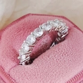 Exquisiter silberner Eternity-Ring mit klaren Zirkonia-Steinen in einer rosa Samtbox - US 5 / Weiß