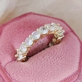 Exquisiter vergoldeter Halbe-Eternity-Ring mit weißen rundgeschliffenen Zirkonia-Steinen - US 5 / Gold