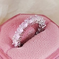 Exquisiter Silberring mit rosa Zirkoniasteinen auf einer rosa Schmuckschatulle - US 5 / Rosa