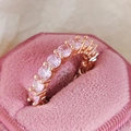 Eleganter roségoldener Ring mit einer Reihe brillanter rosa Zirkonia-Edelsteine - US 5 / Roségold Rosa