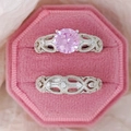 Set di anelli in argento con grande gemma rosa rotonda e design in filigrana - US 5 / Rosa