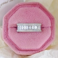 Silberner Ring mit Baguette-Schliff-Diamanten und Pave-Fassung in rosa Samtschachtel - US 5 / Weiß