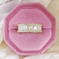 Luxuriöser vergoldeter Hip-Hop-Ring mit Baguette-Steinen in einer lila Samtbox - US 5 / Gold