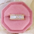 Vergoldeter Hip-Hop-Ring mit Baguette-Diamanten in einer rosa Samt-Schmuckschatulle - US 5 / Roségold
