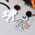 Detail von Acryl-Skelett-Ohrringen mit Kürbis und Anzeige der 5,2 cm Produkthöhe - Totenkopf Pirat Kürbislaterne (WEH5292)