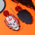 Detailopname van Halloween schedel oorbellen met Canadese vlag patroon en afmetingen - Canada Vlag Schedel / Rode Ronde Lovertjes