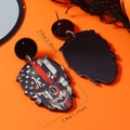 Detail van acryl schedel oorbellen met vlagpatroon en nauwkeurige afmetingen - Thin Red Line Vlag Schedel / Zwarte Ronde Lovertjes