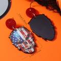 Detail van acryl schedel oorbellen met Amerikaanse vlag patroon en rode glitters top - USA Vlag Schedel / Rode Ronde Lovertjes