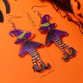 Detailansicht der Maße der 8,8 cm langen Halloween-Ohrringe aus Acryl mit Hexenbeinen - Lila Weiß K