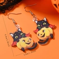 Detail van Halloween oorbellen met zwarte kat en pompoen inclusief de afmetingen erbij - Gevleugelde Kat met Pompoen Stijl (WEH5499)