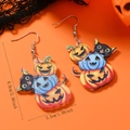 Detail van Halloween acryl oorbellen met zwarte kat en pompoenwagen inclusief afmetingen - Drie Gestapelde Pompoenen Stijl (WEH5500)