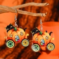 Λεπτομέρεια σκουλαρίκια Halloween με άμαξα κολοκύθας, μαύρη γάτα και σχέδιο ιστού αράχνης - Μαύρη Γάτα Άμαξα Κολοκύθα (WEH5503)