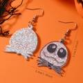 Makroaufnahme der silbernen Glitzer-Acryl-Ohrringe mit Jack Skellington Print-Design - Glitzer Skelett-Stil (WEH5528)