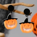 Pendientes de calabaza de Halloween con sombreros de bruja colgados en una rama - Naranja Blanco