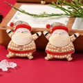 Set di due spillette natalizie in smalto a forma di Babbo Natale con perle e cristalli - Stile Babbo Natale (weh5476)