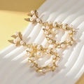 Detalle de pendientes de lazo dorado con incrustación de perlas y colgante de perla - Perla Blanca Media Oro KC