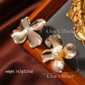 Vue détaillée de boucles d'oreilles fleur vintage en or avec perle et dimensions - Style Fleur Perle Or (WEH4825)