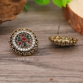 Dettaglio di orecchini retrò stile indiano con strass colorati e diametro di 2,2 cm - Rosso e Verde Oro KC Antico (EH2814)