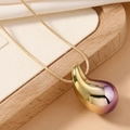 Detail van gouden slangenschakelketting met een grote 3D druppelhanger in metallic verloop - Paarse Gradiënt KC Goud