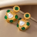 Boucles d'oreilles nœud dorées avec perle cœur blanc et pierres vert émeraude - Cœur Vert Rétro