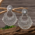 Dettaglio di orecchini boho vintage in argento con filigrana e perle metalliche pendenti - Argento Antico (WEH5444)