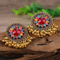Macro di orecchini etnici boho con pietre rosse e nappe multicolore su legno scuro - Oro Antico Colorato (WEH3408)