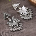 Dettaglio orecchini stile boho con pendenti e misura di 8,0 cm su legno scuro - Argento Antico (WEH5446)