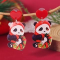 Pendientes navideños de panda en acrílico con tachuelas de corazón rojo y bufanda - Estilo de Corazón de Panda (WEH5644)