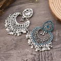 Detailansicht der Vintage-Boho-Ohrringe mit blauen Steinen und weißen Perlen im Detail - Antiksilber (WEH5456)