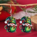 Boucles d'oreilles gnome de Noël en acrylique dans une tasse verte sur fond rouge - Style Gnome dans une Tasse (WEH5653)